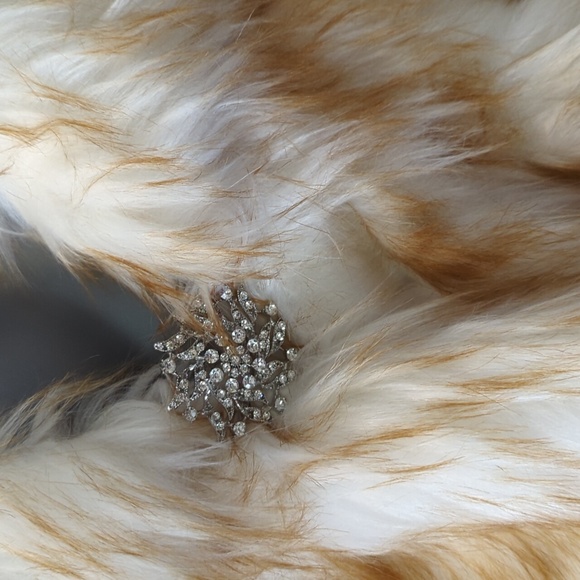 Faux fur shawl/stole - Picture 2 of 3
